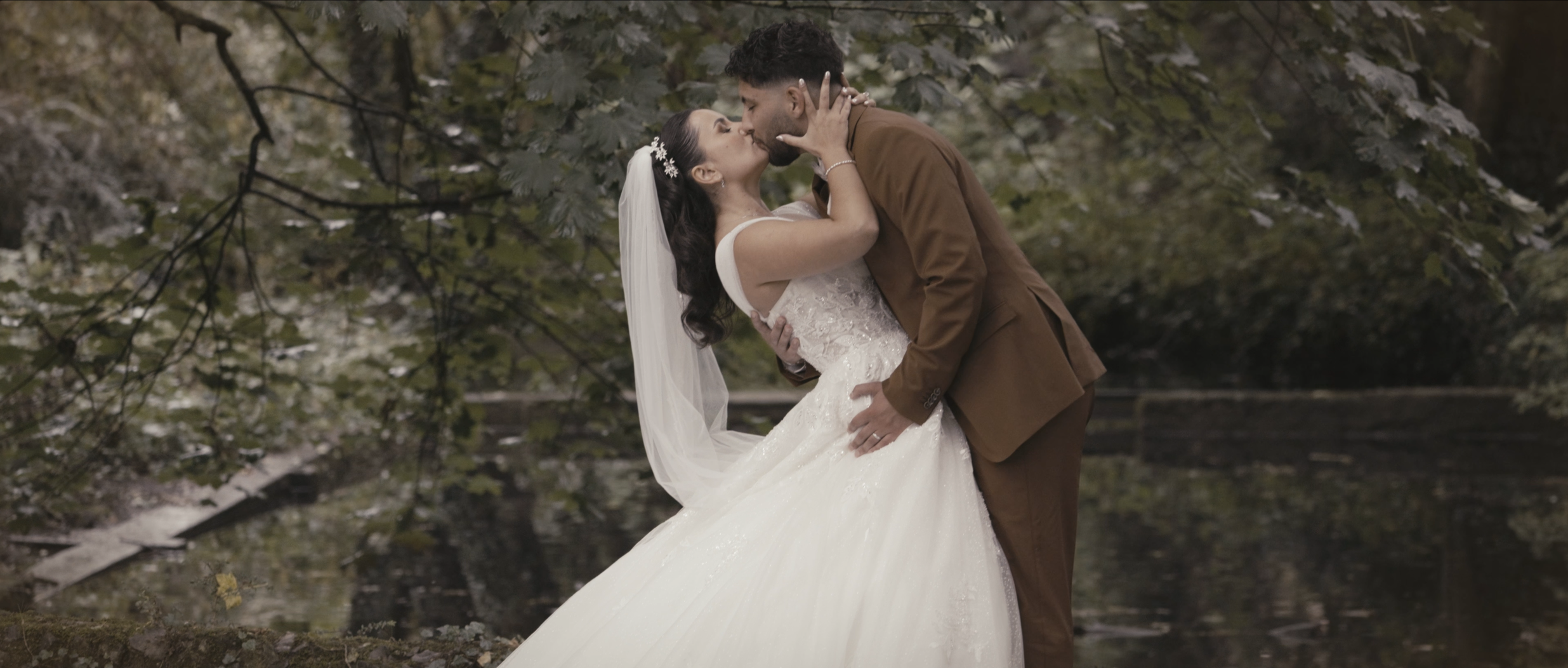 Vidéaste mariage filmant une cérémonie laïque en extérieur